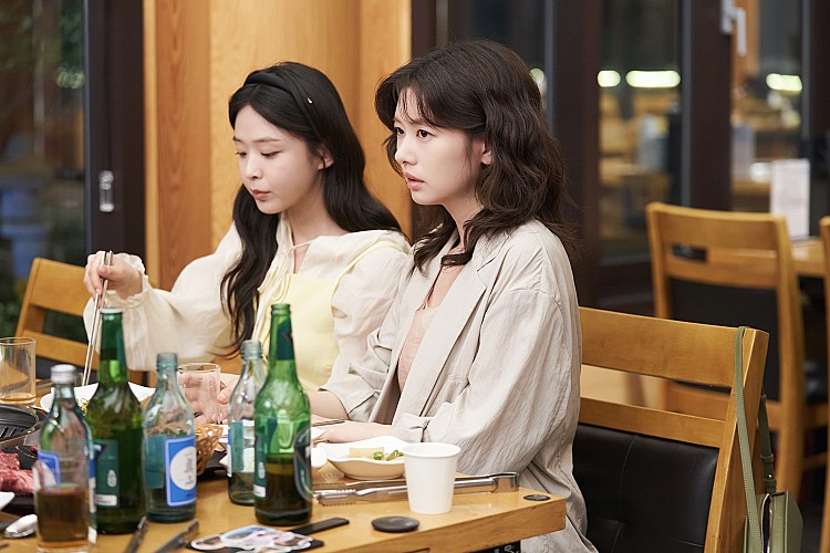 出道至今一路靠著《惡作劇之吻》、《今生是第一次》、《還魂》、《媽媽朋友的兒子》…等多部人氣劇集累積知名度的庭沼珉，更被譽為事「浪漫喜劇女王」，這次飾演一名設計師柳美里，個性率性又堅強，卻遭遇未婚夫出軌、新婚房租賃詐騙等人生轉折，卻意外抽中新婚豪宅，因此不得不與宇宙簽下假婚契約。