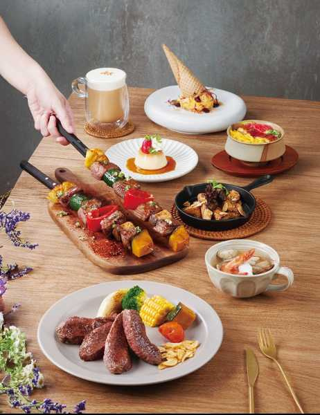 「陶板屋」新主餐「巨串炙烤骰子牛」以長達25公分的超大串燒造型霸氣上桌。（圖／王品集團提供）