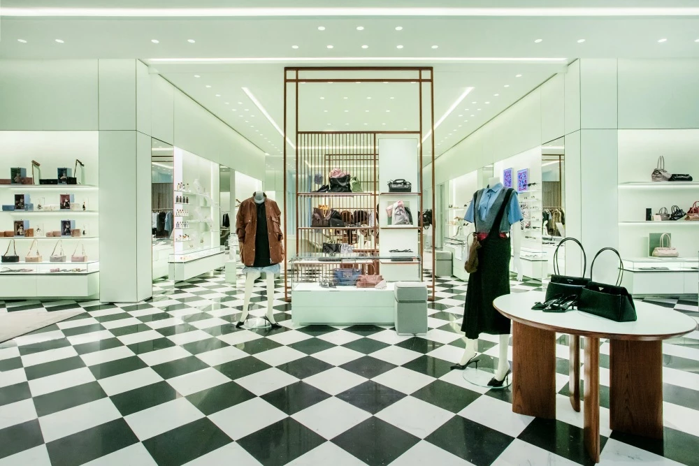 其中，全台首個 Prada 珠寶空間更成為本次開幕的最大亮點。自品牌於 2022 年首次推出高級珠寶系列後，便引起業界高度關注