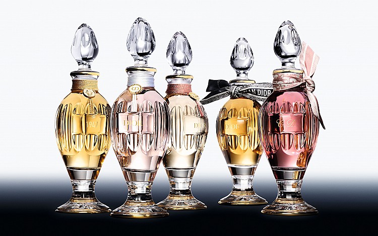 「細頸瓶珍藏版香水」初次現身於1947年，起初為 Miss Dior 的香水瓶器
