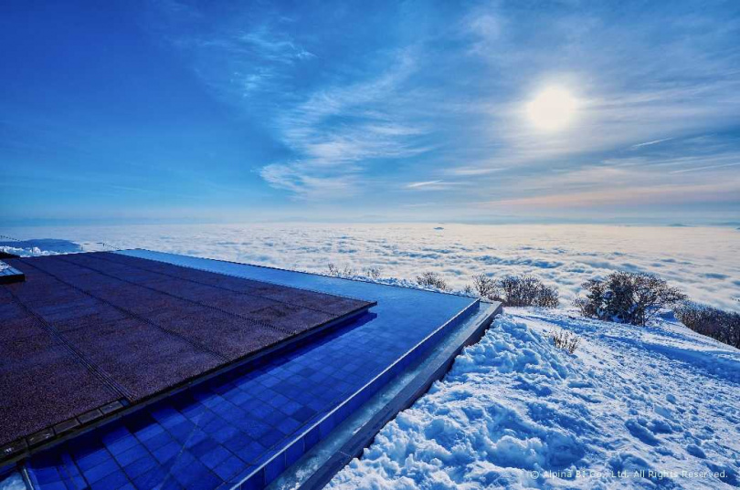 琵琶湖觀景台水池與琵琶湖的「無邊際」視覺效果，因皚皚白雪與湛藍湖水的對比成為社群打卡熱點。（圖／琵琶湖山谷）