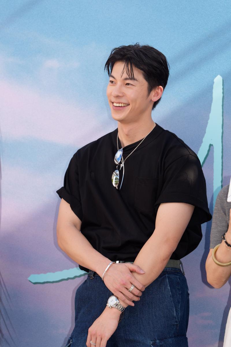 今年七夕情人節，許光漢以一身極簡黑色 T-shirt 與牛仔褲亮相電影《他年她日》記者會，笑容依舊燦爛卻多了幾分成熟。全場鎂光燈聚焦的不只是他的演員光環，腕間那只 Rolex 勞力士「Daytona 迪通拿」腕錶，更成為時尚迷與錶迷熱議的焦點。