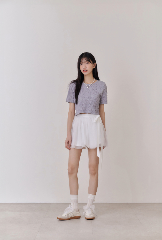 白色經典德訓鞋青春學院風穿搭推薦，百褶裙搭配短袖上衣清新減齡