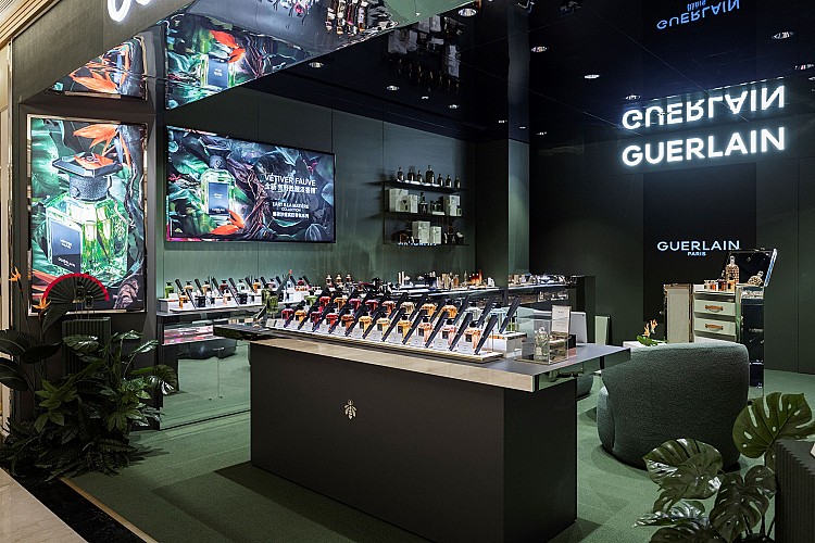 荒野甦醒淡香精，50 ML – $9,760；100 ML – $13,600；200 ML – $19,600；收藏版 200 ML – 475€