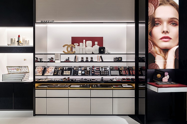 101美妝精品店開幕同步，也搶先前台上市嶄新「珠寶鈕扣四色眼影」