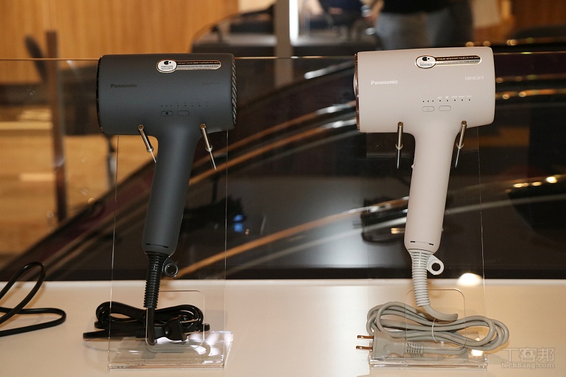 Panasonic EH-NA0K 高滲透奈米水離子吹風機共推出岩墨灰和煙燻粉兩色，售價為 10,900 元。