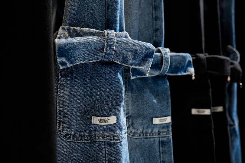 連牛仔褲都有蝴蝶結的元素。太可愛。（圖／品牌提供）