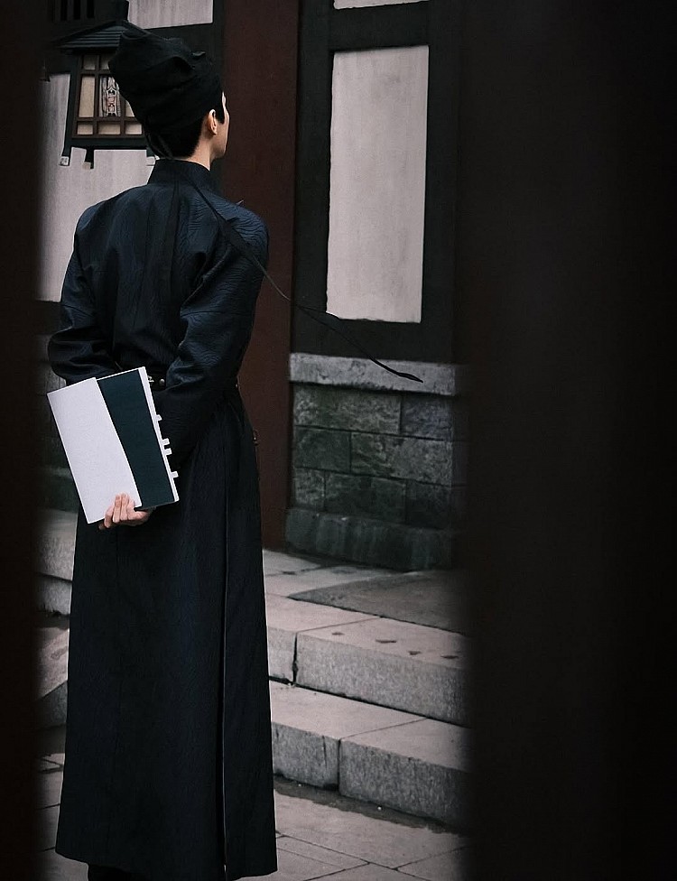 梅逐雨乍看之下是玄鑑司的主事，實則為捉妖天師