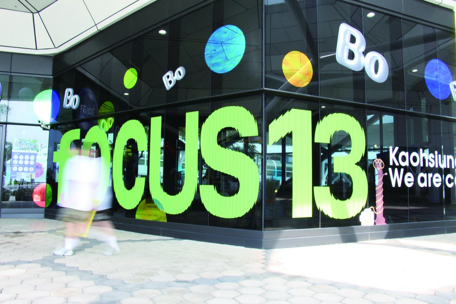 除了丹麥設計品牌 HAY 即將進駐外，也將引入多個品牌，包括香氛品牌 TORi BEAUTY、手袋品牌 CHIAZHI LAB。值得一提的是，Focus 13 更找來國寶級手繪大師「顏振發」，為百貨空間打造融合吉祥物與高流場域的全新作品，讓傳統手繪工藝走進嶄新的空間；不單只是走進一間百貨，而是一連串與藝術與靈感相遇的旅程。