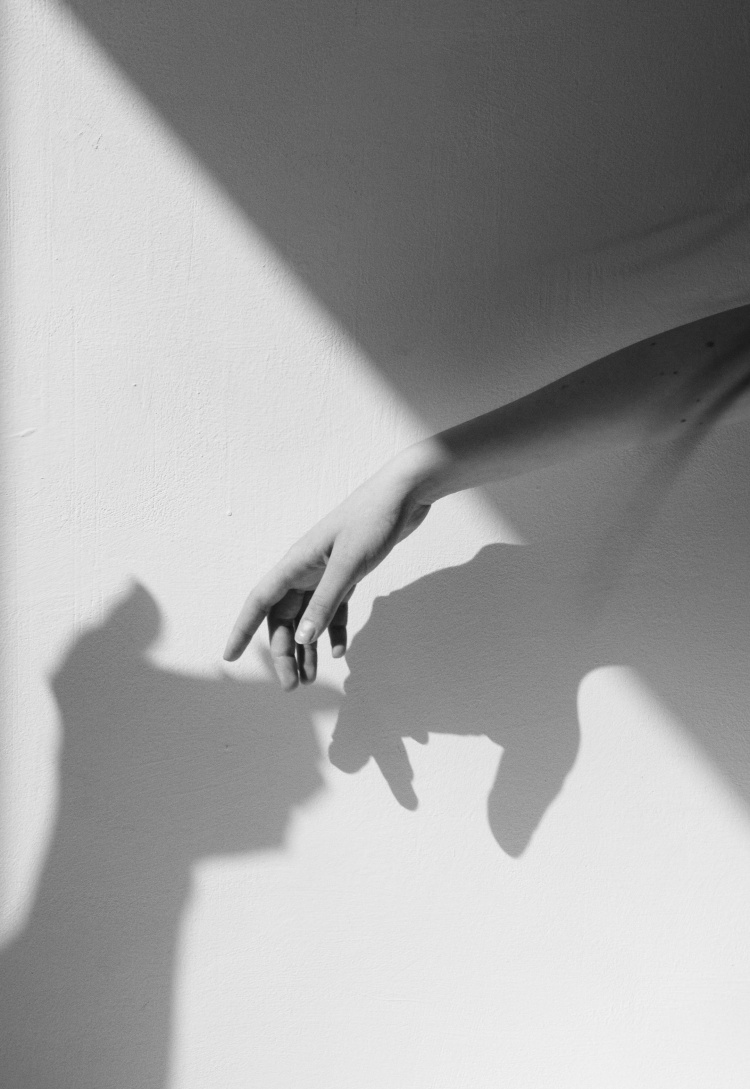 有些「知三當三」的女生，會在與男方接觸的過程中，產生了與原配比較的扭曲心理。