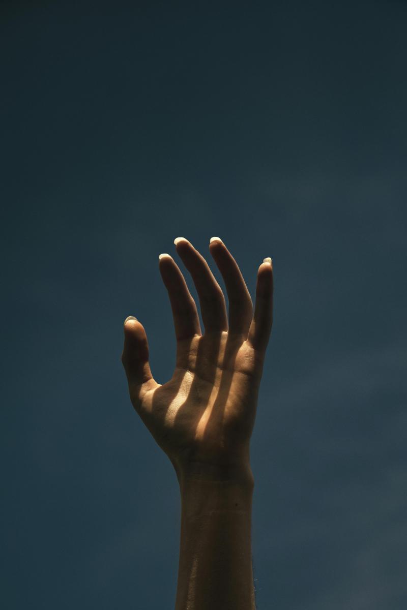 若大拇指根部或指節處隱約有痣，往往象徵父母或長輩會成為你感情路上的強力後盾。