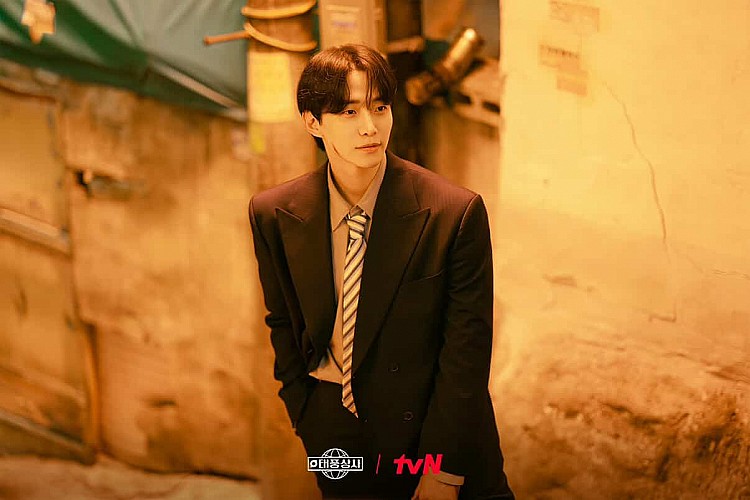 男團 2PM 出道的李俊昊，靠著《只是相愛的關係》、《衣袖紅鑲邊》、《歡迎來到王之國》…等熱播劇華麗轉身，尤其是在《衣袖紅鑲邊》更讓他拿下獲得第 58 屆百想藝術大賞「電視部門男子最優秀演技獎」與「男子人氣獎」，成為百想藝術大賞史上首位封帝的男歌手，這次在《颱風商社》則飾演奢侈揮霍的狎鷗亭富二代強太風。