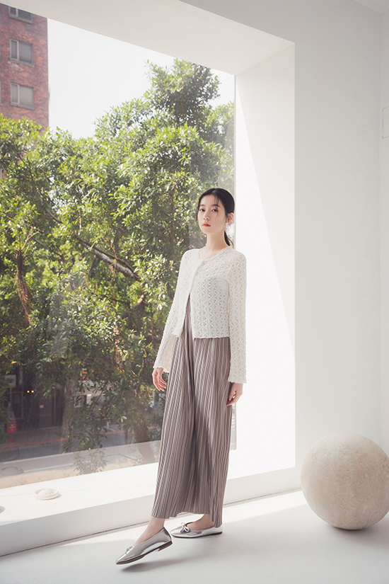 薄底鞋推薦　小蝴蝶結平底芭蕾娃娃鞋穿搭 輕盈薄底，讓雙腳看起來更細更長，走起路來也輕快有型