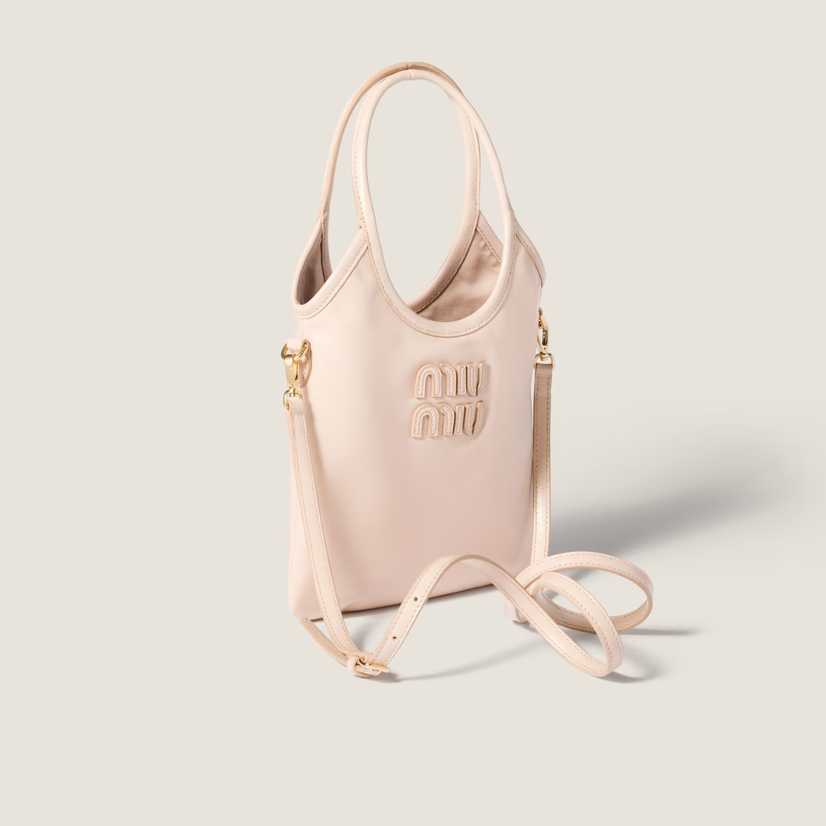 延續標誌性「IVY」包款簡練的外型，品牌在近日推出一款更小型的尺寸！