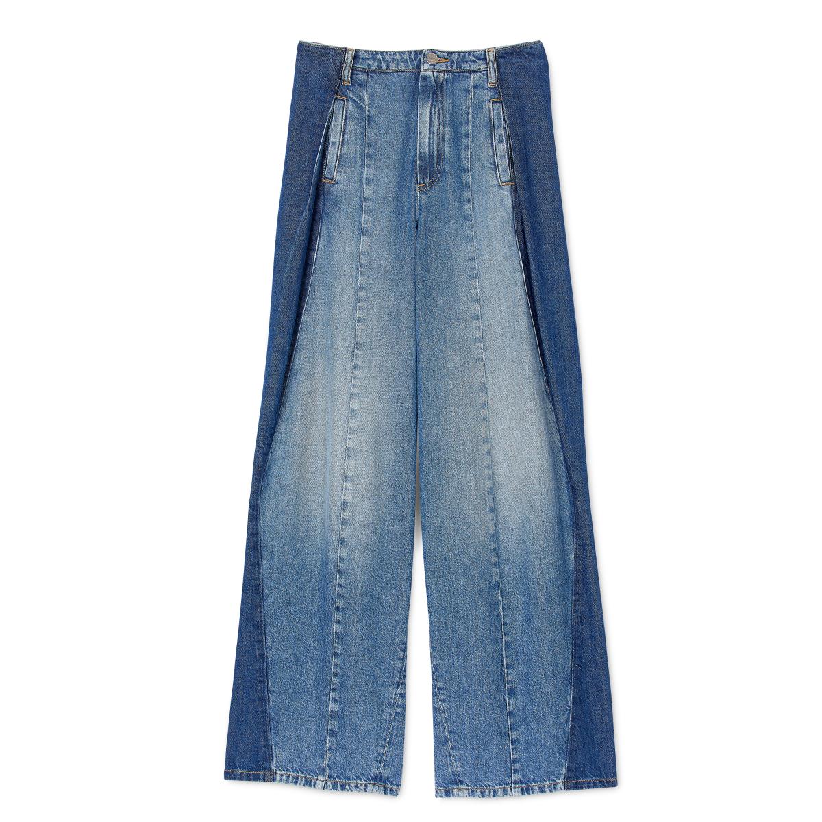 寬版牛仔褲穿搭是女孩的顯瘦利器！這條 Sandro 的褲款運用超寬的版型設計，搭配拼接的細節，讓整體在視覺上可以達到顯瘦效果之餘，還充滿造型感！