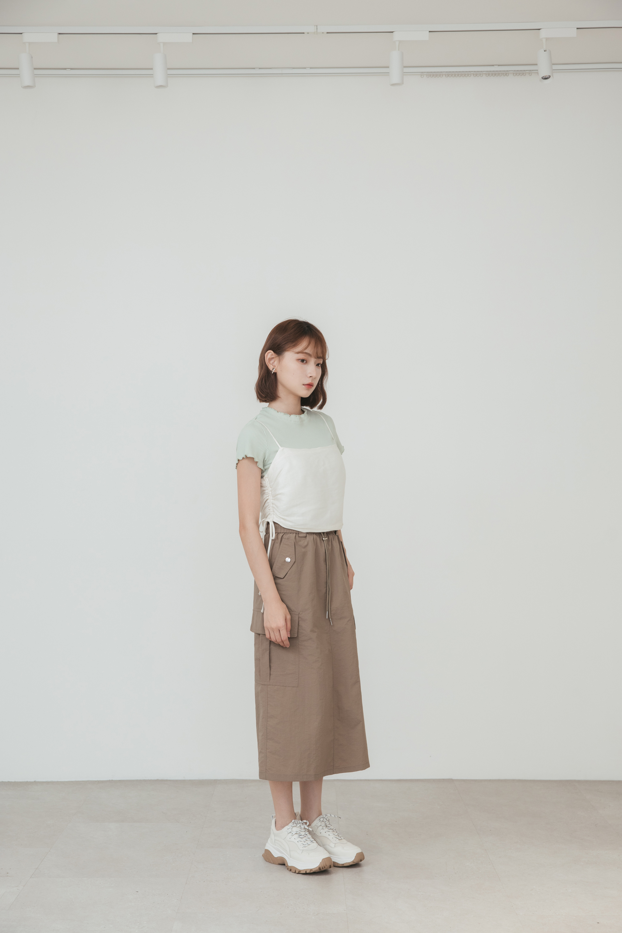 D+AF 潮酷復古增高白色老爹鞋搭配工裝風棕色長裙，實穿又不失個性