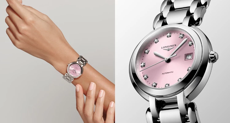 Longines「Prima Luna」新月系列，以圓潤飽滿的錶殼，致敬明月的柔美線條。點綴其上的鑽石時標如同繁星般環繞，為純粹的銀色精鋼增添了優雅與層次感。銀色調與淡雅的粉紅色錶盤非常和諧，不管搭配簡約的白襯衫或冷色系羊毛衫，迅速就能為配戴者營造出一種清新的高級感。