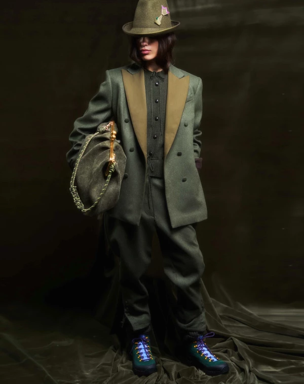 這不僅是一個強調混搭的系列，更是一套以「智慧衣櫥」為概念的生活提案！從手工縫製的雙層羊毛斗篷、落肩飛行員夾克、絲質背心、及膝裙、直筒褲到俐落洋裝…皆展現出結構與柔軟並存的特質。再搭配上及膝裙、直筒褲、絲質背心或漁夫毛衣...每一件單品，皆具備跨場景的雙重功能，讓女性在自然與城市之間流動時，依然維持從容優雅。