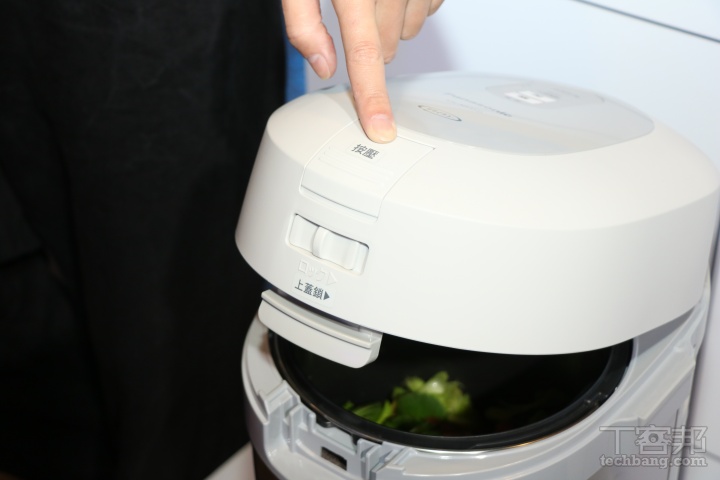 Panasonic 廚餘機亦搭載溫風吹乾，不只除菌率高達 99%，還能快速去除水分，避免廚餘發臭、長菌，遑論這台還搭載了白金觸媒除臭技術，能更高效去除異味、排氣清新，而且這個除臭材質是永久不用更換的，等於省錢又環保。