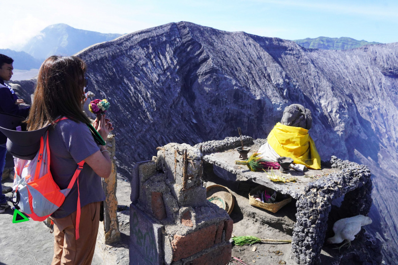 站在布羅莫火山口向象神誠摯許下心願。（圖／魏妤靜攝）