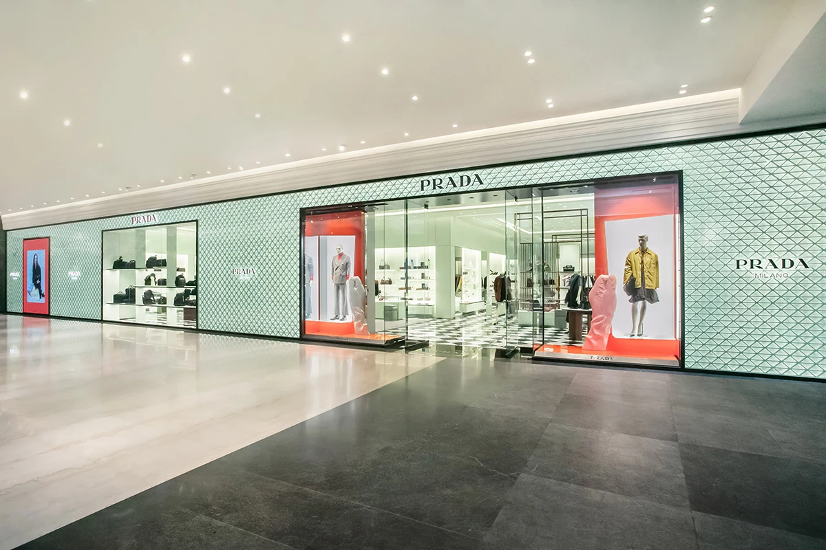  於 2 月 5 日正式開幕的 Prada 微風南山旗艦店，以 600 平方公尺的寬敞空間，成為品牌於百貨體系中面積最大的精品門市。店內裝潢延續 Prada 一貫的摩登與優雅風格，男、女裝區域規劃完整，為消費者帶來更完善的購物體驗。