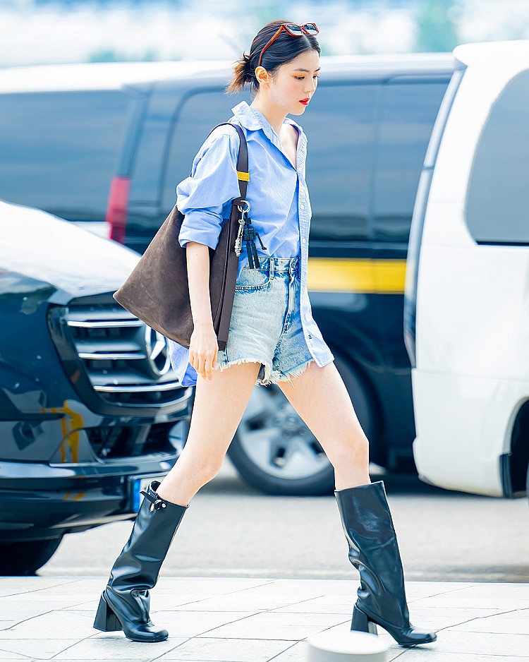 韓韶禧日前在仁川機場出發來台，肩揹的就是小CK麂皮流浪包，預計在8月底開賣