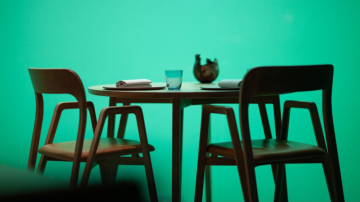 自開幕以來，Under 這間米其林一星餐廳，迅速成為國際媒體與旅遊清單上的傳奇地標。餐廳每晚僅接待約35位賓客，提供完整多道式 Fine Dining 套餐，用餐時間往往超過三小時，節奏緩慢而從容。由於席次極為有限，通常需提前數月預約，價格也不屬於「日常選項」。然而，對許多旅人而言，這是一場值得為之規劃行程的體驗，因為你付費換來的，不只是一頓米其林料理，而是一段與海洋對視、與自然共處的記憶。