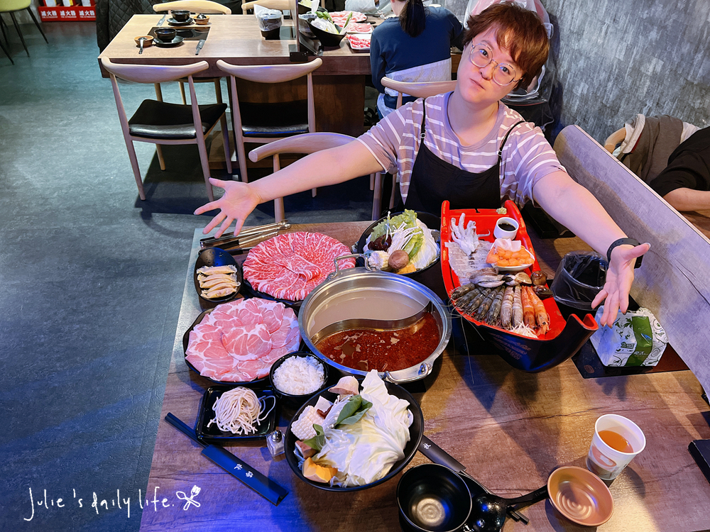 刷刷鍋,和牛,文化路,板橋,板橋火鍋,板橋車站,活蝦,海牧,海牧水產鍋物,海牧火鍋,海鮮,涮涮鍋,火鍋,火鍋推薦,聚餐推薦,鍋物,餐廳推薦,鴛鴦鍋,麻辣鍋 @跟著Julie一起走吧