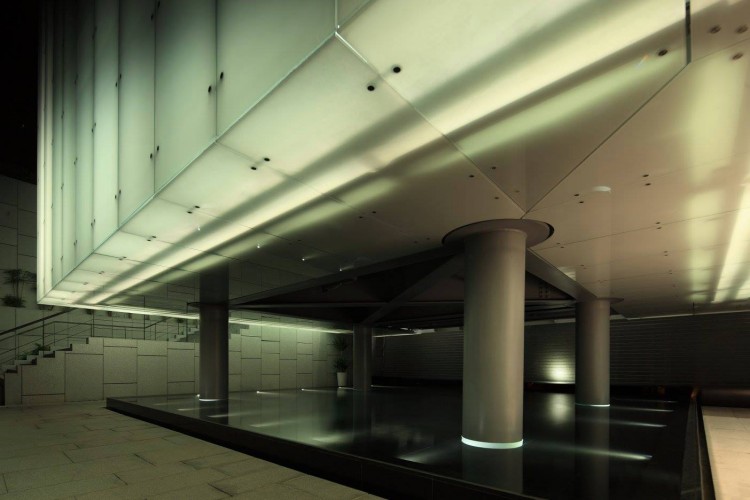 建築呈現為一個半透明的方盒，以四根鋼構骨架支撐漂浮於水池之上，外牆覆以雙層磨砂半透明玻璃，能反射周圍環境與光影，具強烈詩意氛圍。