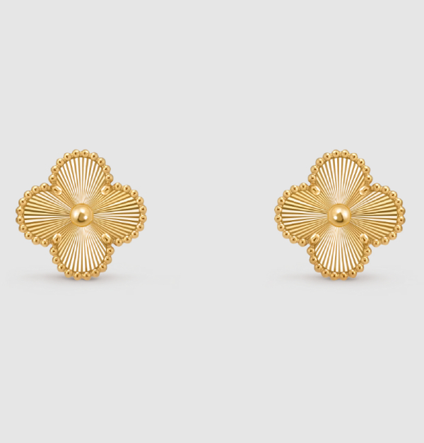 自1968年面世以來，來自Van Cleef & Arpels的經典之作「Alhambra」系列，不斷透過世家團隊的創新及蛻變。而除了最原始而經典的「Alhambra」外，往後幾年，梵克雅寶也相繼推出了「Vintage Alhambra」、「Magic Alhambra」、「Lucky Alhambra」、「Sweet Alhambra」…等系列延續作品，輪廓看似相同，但在設計細節上展現略微變化且精緻的巧思，彷彿也讓自己的幸運再加乘。