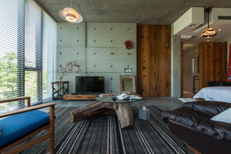 建築輪廓大量保留原始結構線條，讓空間自然呼吸，也與周遭的綠意、水域產生對比與連動。