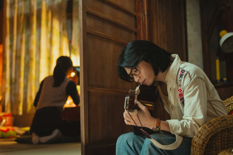 《那張照片裡的我們》結合70年代金曲，宋柏緯用歌聲帶領觀眾回到動盪卻勇敢的年代。（圖／瀚草文創GrX STUDIO提供）