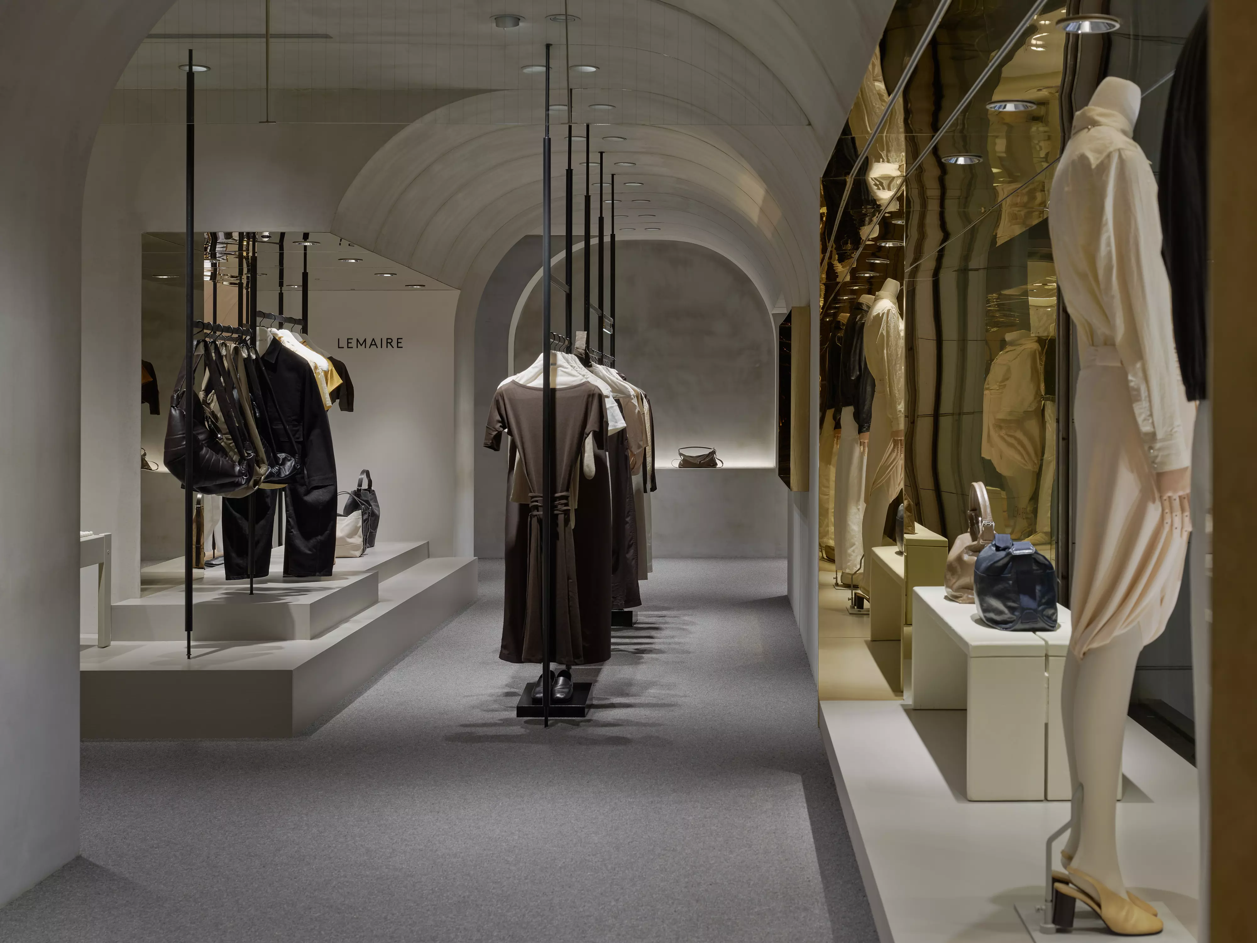 沒有醒目的標誌設計，線條卻精準到位。來自法國的設計師品牌Lemaire，向來以安靜而耐看的氣質受到時尚圈青睞，越是低調，越容易讓人一試成主顧。今年三月，品牌攜手指標性複合選品店ART HAUS打造台灣首間期間限定店，將巴黎極簡語彙帶進台北日常。