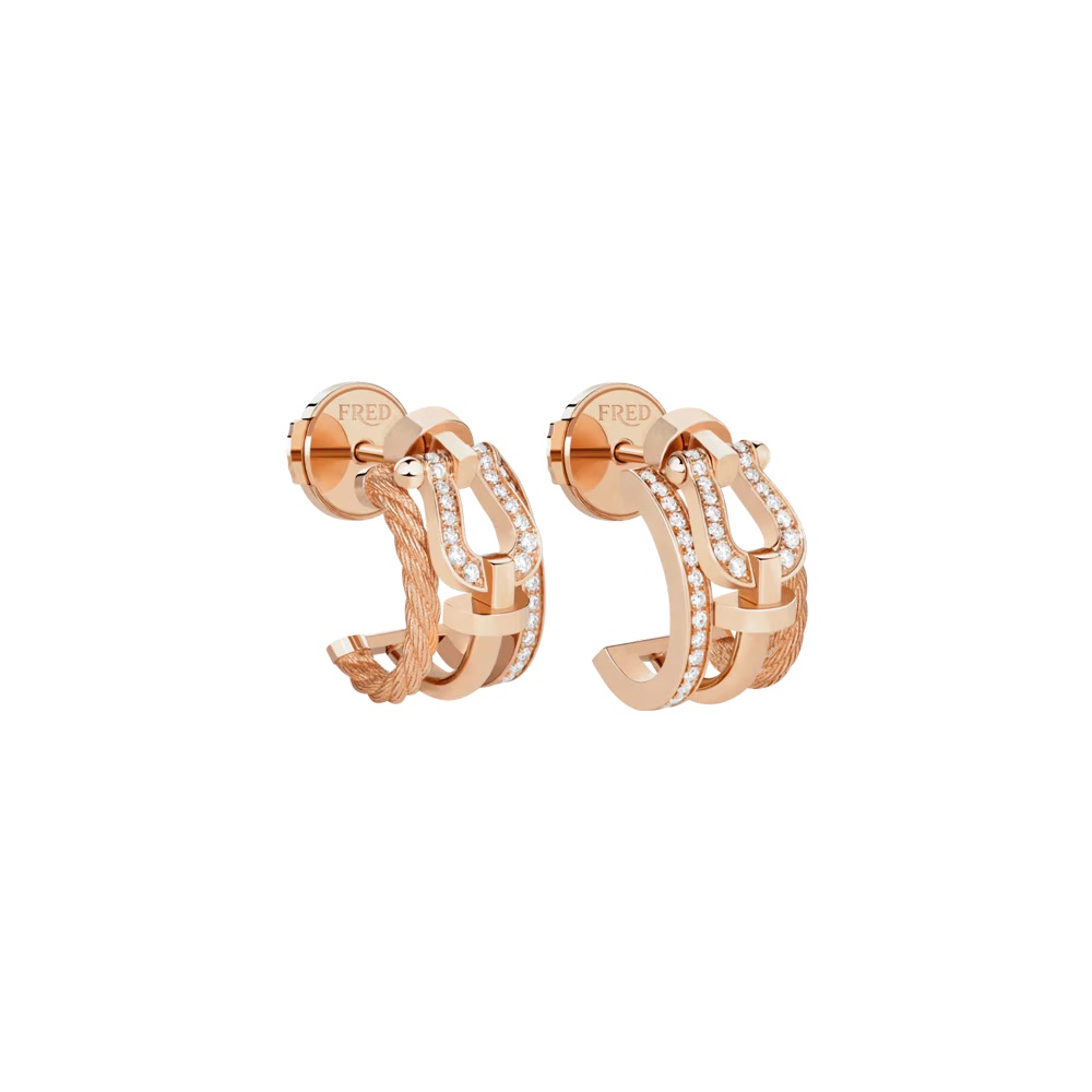 Fred 將航海扣環的精神融入珠寶，Force 10 Rise 耳環以18K玫瑰金與66顆圓鑽描繪出閃耀弧線。這不僅是設計，更是一種態度——迎風而上、自由無畏。當光影滑過表面，那種微妙的閃爍，正如陽光映照在海面上的粼粼波光，象徵著「在挑戰中綻放光芒」的力量。