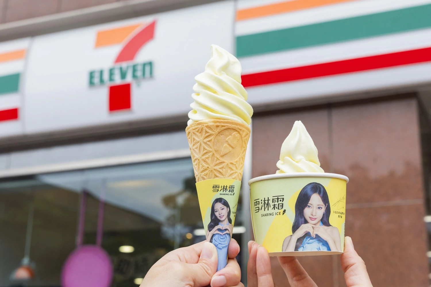7-ELEVEN 自有品牌「雪淋霜」霜淇淋與「思樂冰」則吹起韓國風， 3 月 18 日起推出「蜂蜜柚子霜淇淋」與「蜂蜜柚子風味思樂冰」，以韓國經典的蜂蜜柚子茶做為開發靈感，清新柚香結合溫潤蜂蜜風味，帶來細緻冰沙口感。