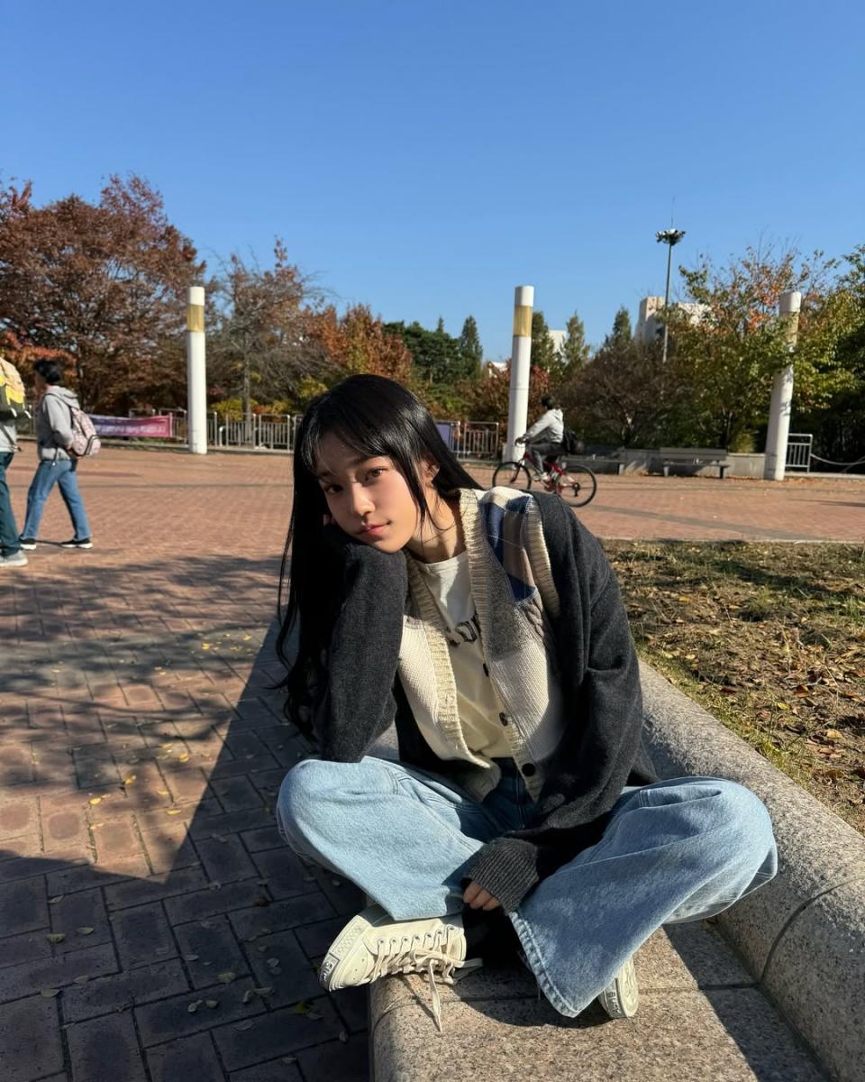 以《浪漫速成班》迅速走紅的盧允瑞，在開襟針織衫的搭配上，則用多層次創造豐富性