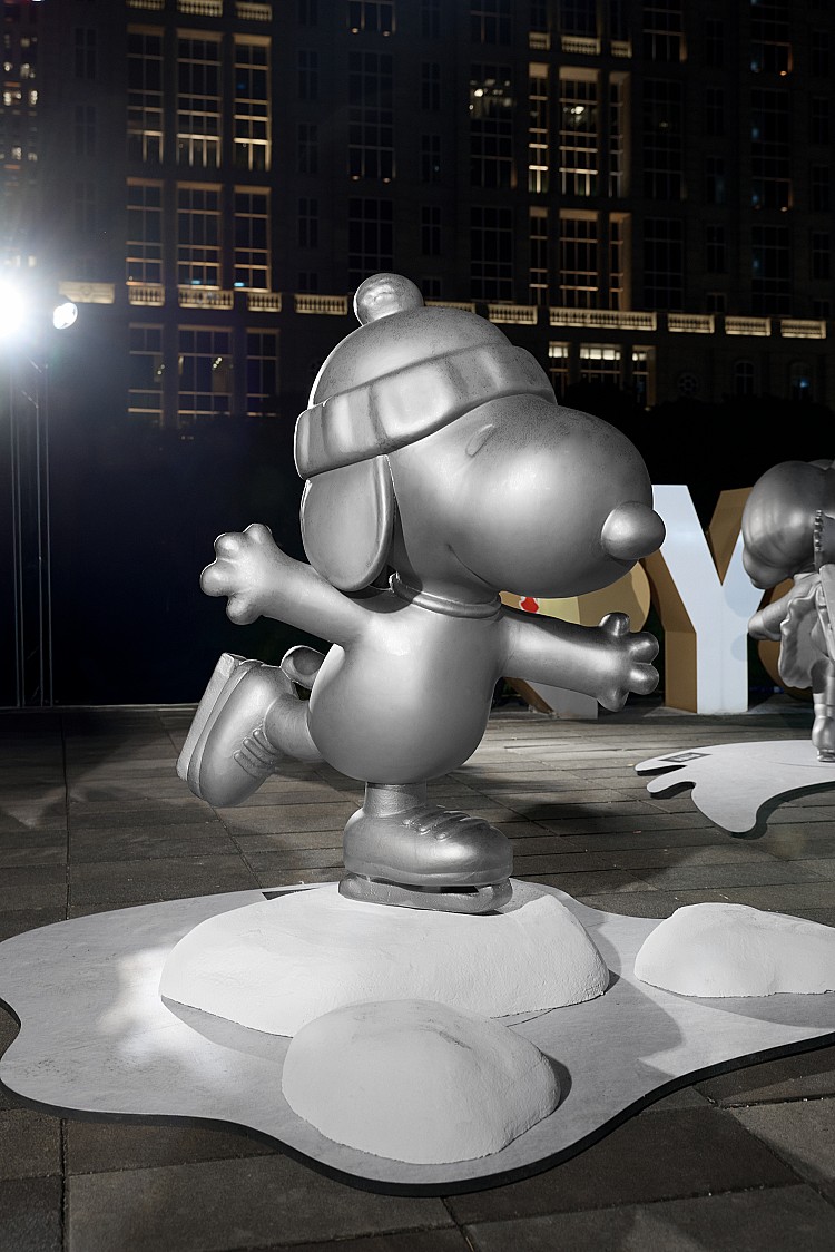 靠近捷運市府站二號出口 Ubike 租借處一旁空地，台灣保養品牌 Relove 打造了全台唯一「會呼吸的聖誕樹」，聖誕樹旁也打造了超強 IP 史努比的純銀限定版，讓這些超萌角色陪你度過一個時髦聖誕節。