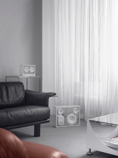 Transparent 旗下最具代表性的兩大產品為Transparent Speaker（市價$38,880）與 Small Transparent Speaker（市價$19,440-$20,400），主打以透明玻璃捕捉光影的流動變化與音樂共譜生活美學。
