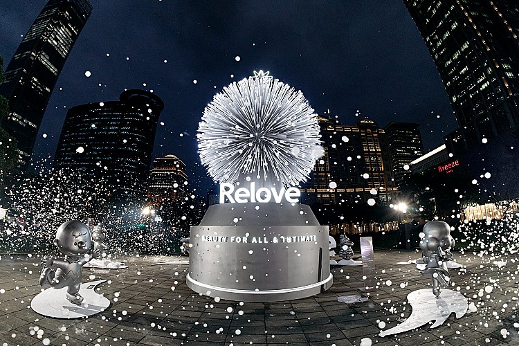 靠近捷運市府站二號出口 Ubike 租借處一旁空地，台灣保養品牌 Relove 打造了全台唯一「會呼吸的聖誕樹」，聖誕樹旁也打造了超強 IP 史努比的純銀限定版，讓這些超萌角色陪你度過一個時髦聖誕節。