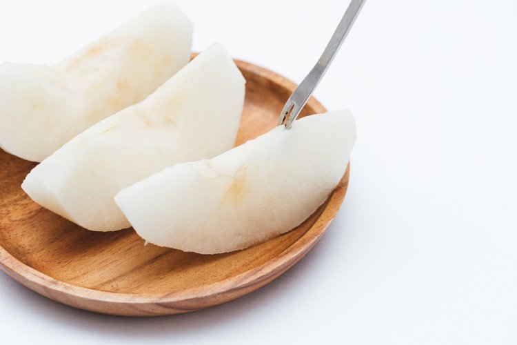 梨子能潤肺生津，蜂蜜能潤喉護胃，都是適合的調養選擇