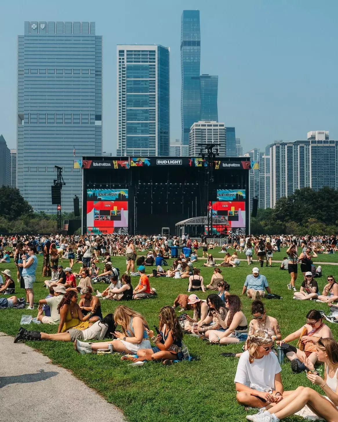 2026 年 Lollapalooza 芝加哥音樂節將於 7 月 30 日至 8 月 2 日舉行，每天活動大約從中午開始一路延續至夜間演出，地點同樣設在芝加哥市中心的湖濱公園（Grant Park），這裡被稱為「芝加哥的後花園」，擁有城市天際線與湖景交織的經典舞台氛圍。