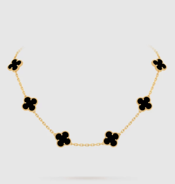 不同於常見的優雅母貝，李政厚選擇了更具個性的黑瑪瑙項鍊征戰經典賽。深邃的黑色瑪瑙鑲嵌於18K黃金滾邊中，在紅土賽場上不僅極具辨識度，更展現了「韓國隊長」沈穩且霸氣的領袖氣質，被球迷視為帶來首勝的黑色護身符。