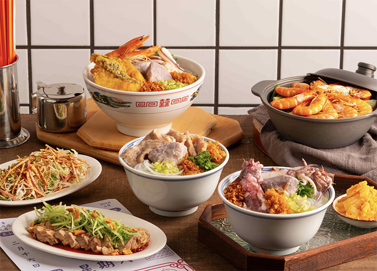 新竹「東門米粉攤」以粗米粉搭配雞骨熬成的湯頭聞名，湯色清亮卻鹹鮮入味。