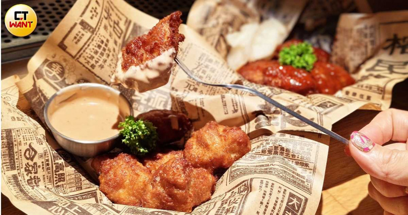 「東泉怪味炸雞」（前）鮮嫩多汁，腐乳醬與東泉辣椒醬意外契合，後為每日限量供應的「經典辣醬韓式炸雞」（各260元，圖／魏妤靜攝）