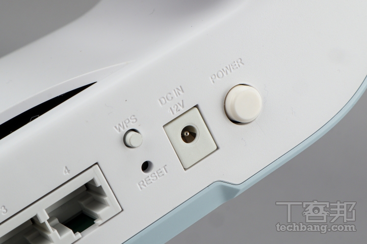 實體開關後方配置有 LED 燈開關、WPS 按鈕、Reset 孔以及電源開關等等。