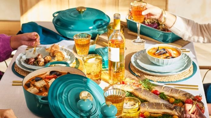 圖說：LE CREUSET Bleu Riviera海韻藍系列，這次同樣推出許多鍋型，包括圓鐵鍋、淺底鍋等。（圖／品牌提供）
