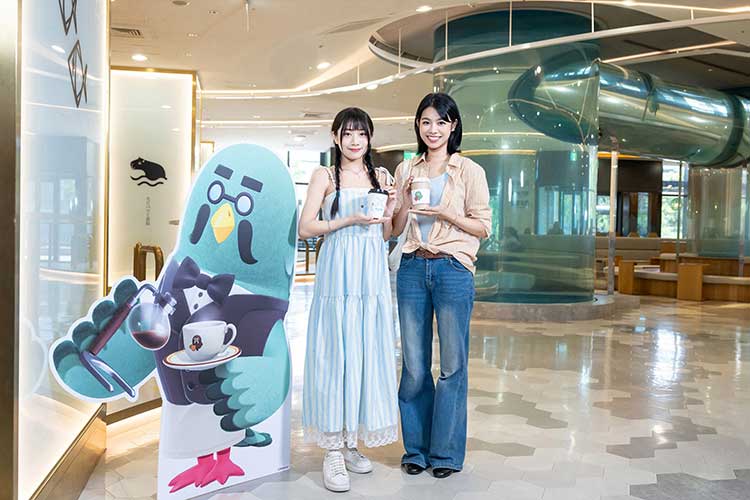 凡購買指定飲品，即可獲得以遊戲中人氣咖啡廳「咖啡『鴿巢』」為靈感設計的限定杯套。