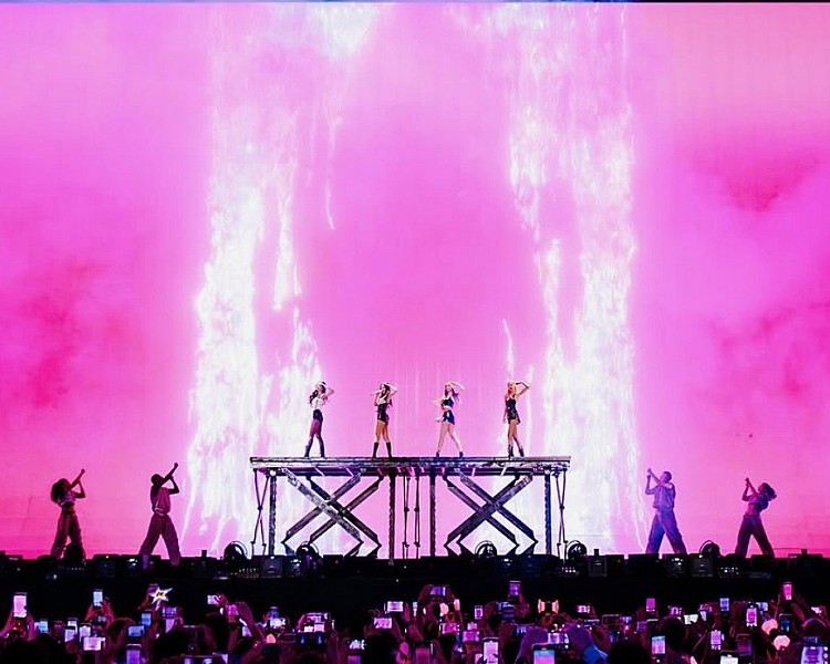 BLACKPINK上週在高雄展開巡迴演唱會，高雄市提前在市中心點亮粉紅燈海迎接，全城染上閃耀的粉紅濾鏡。