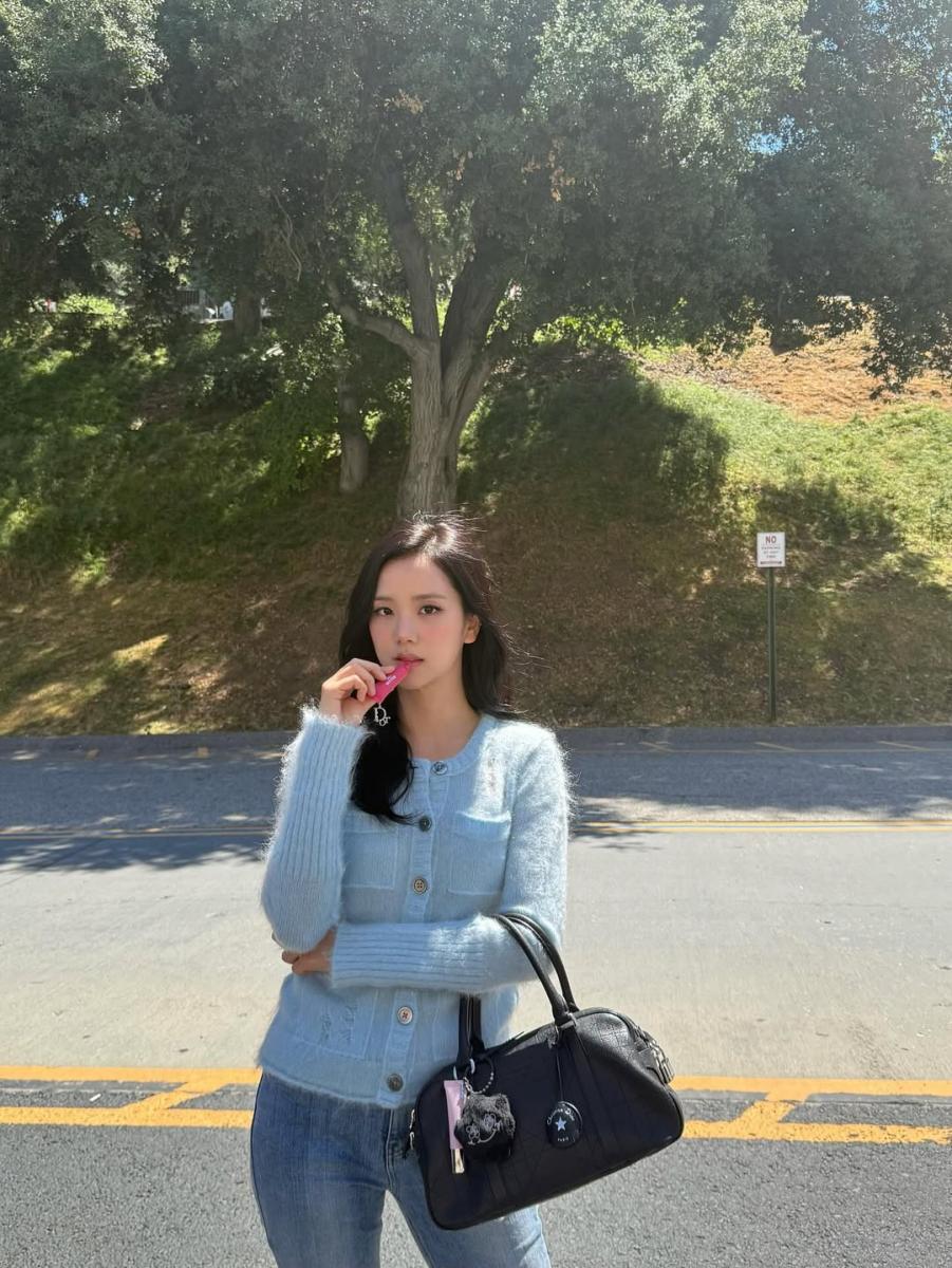 Jisoo 在一次的搭配中，運用藍色為主軸，下身搭配丹寧牛仔褲，並運用水藍色開襟針織衫作為搭配，藉由同色系的堆疊，除讓服裝整體更有完整性外，也可藉次呈現出休閒時髦的高級感。