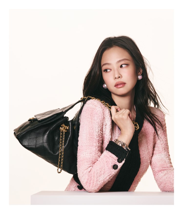 Jennie身穿粉色服裝，入鏡Chanel 25包形象照。